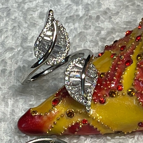 💍Adjustable one size fits most leaf pattern Ring -gorgeous! - Picture 7 of 7